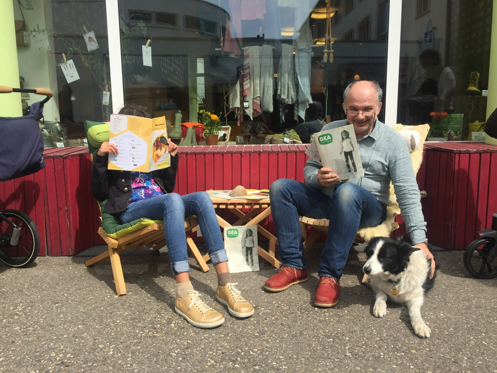 Sebastian Gross sitzend vor seinem Ladengeschäft in Freiburg